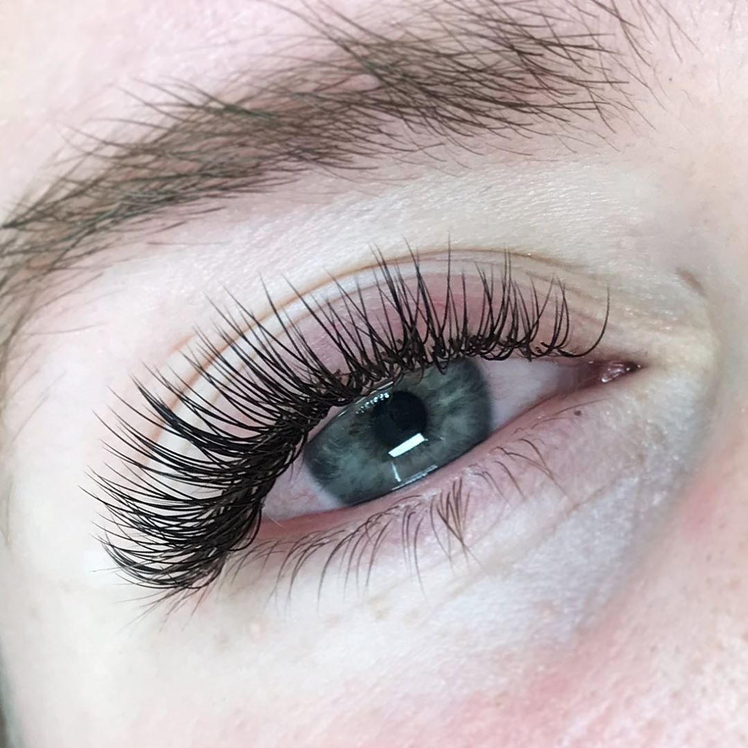 Fotografi av et øye som har fått vippeextensions